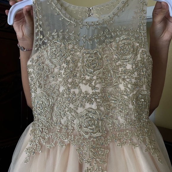 Girl’s gold dress size 10 - Picture 4 of 7